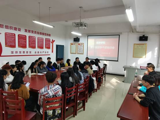 说明: C:\Users\01\Desktop\威廉希尔召开第十届团学会干部培训会议\威廉希尔召开第十届团学会干部培训会议\QQ图片20201028184215.jpg
