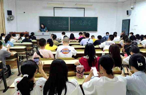 说明: F:\3. 威廉希尔教学工作（卢时光）\18. 新闻稿件\2021.9.23：威廉希尔各班召开新生班班会\微信图片_20210923193543.jpg